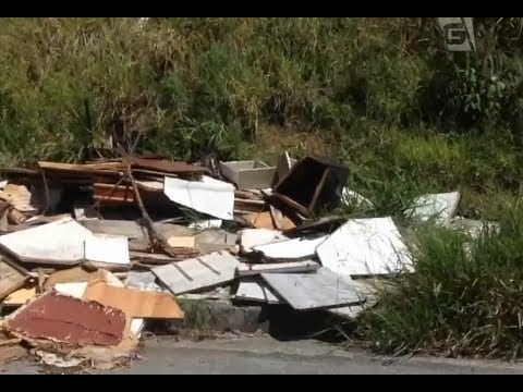 Entulho acumulado em rua de Guarulhos